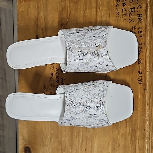 Snake skin print 4" heel size 9 slip on shoe - Picture 4 of 5